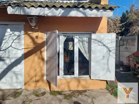 Casa 9 ambientes con 2 baños