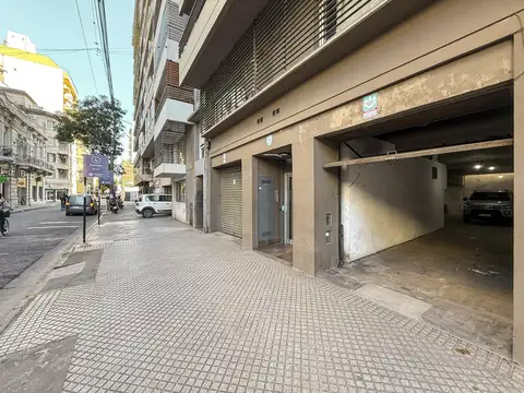 Deposito amplio con doble portón o cochera para 5/6 autos en el Centro