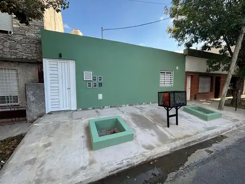 Depto dos amb. contra frente con patio amplio