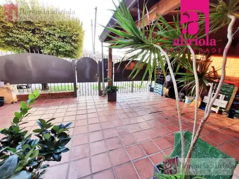 Casa en Venta con 2 cocheras