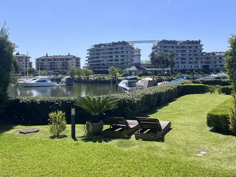 Departamento en  PB con jardín y dos suites