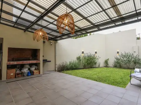 VENTA CASA 4 AMBIENTES C/ JARDIN Y COCH CARAPACHAY