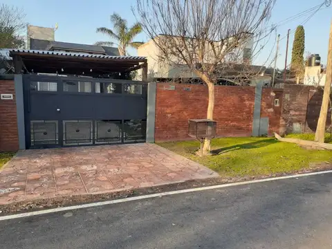 Casa 4 ambientes con 2 baños