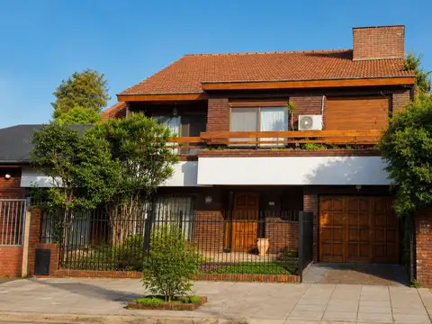 Florida - Muy cerca de estación Dr. Cetrángolo FFCC Bme Mitre Ramal Mitre. Sobre lote de 260m2, Muy lindo chalet en 2 plantas 6 ambientes mas dependencia. Jardín con piscina ,