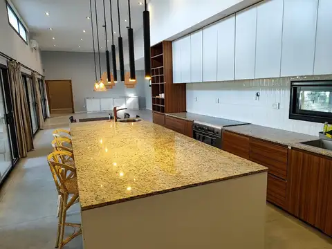 ALQUILER CASA 6 AMB HARAS LOMA VERDE PILETA PARQUE