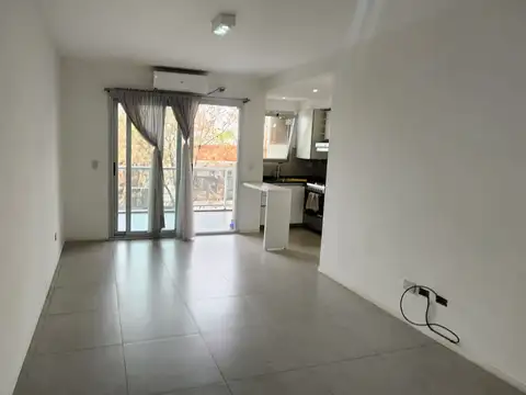 HERMOSO DEPARTAMENTO 2 AMBIENTES AL FRENTE CON BALCÓN Y PARRILLA PROPIA