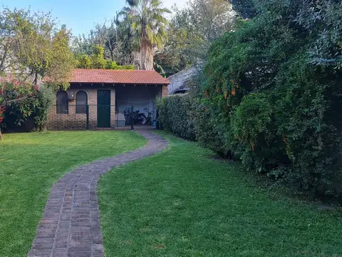 VENTA DE CHALET EN BANFIELD CON JARDIN Y QUINCHO