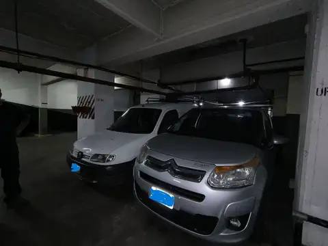 COCHERAS  DOS CASEROS SOBRE AV. URQUIZA P/ 3 AUTOS