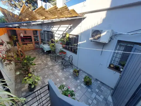 Cómodo PH 3 ambientes con patio y terraza