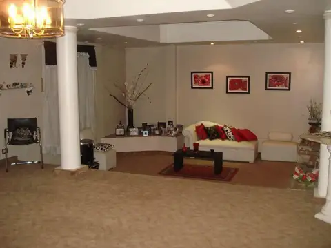 Casa en Venta con 3 cocheras