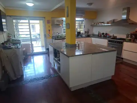 Casa en Venta con 3 cocheras