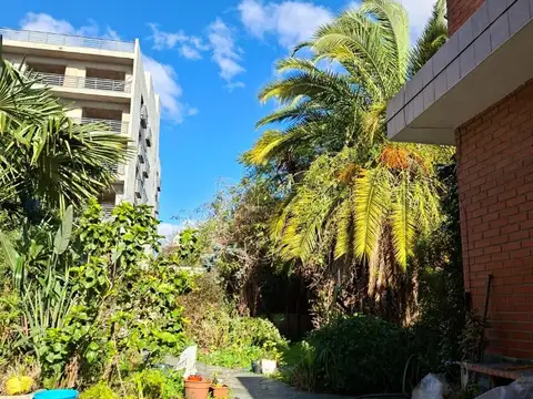 Casa en Alquiler con 3 cocheras