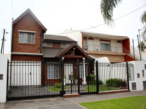 Casa de 3 dormitorios entrada para auto y jardín