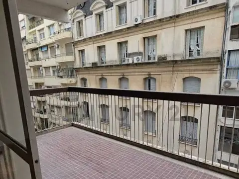 ALQUILER - ELEGANTE PISO EN RECOLETA, 4 AMBIENTES CON DEPENDENCIA