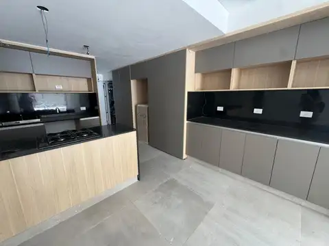 Oportunidad Única! Departamento en Planta Baja de 3 Ambientes con Amplia Galería.