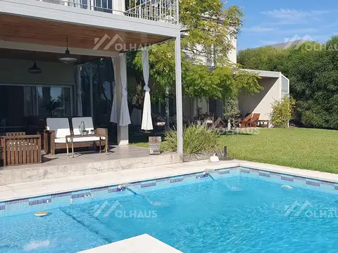 Casa 6 ambientes con 4 baños