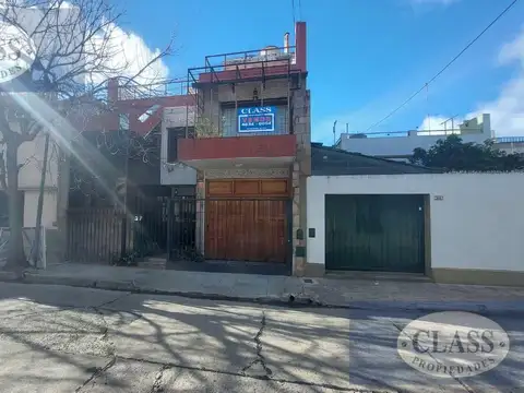VENTA CASA 4 AMB.   TALLER DE USOS MULTIPLES-OFICINA-COCHERA-PATIOS-BALCÓN-TERRAZA- PARQUE CHACABUCO