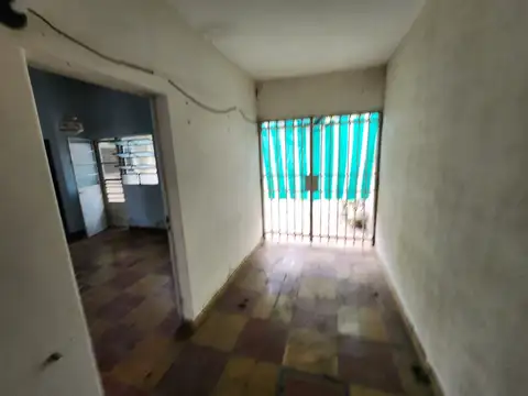 Vendo casa 2 dormitorios con patio amplio y garage