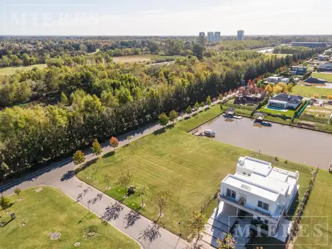 Terreno en Venta en Albanueva, USD 977.000