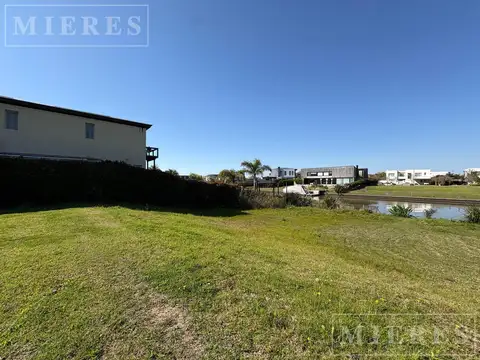 Lote AL RIO en venta en el Barrio Albanueva!