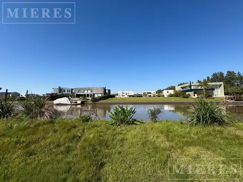 Lote AL RIO en venta en el Barrio Albanueva!