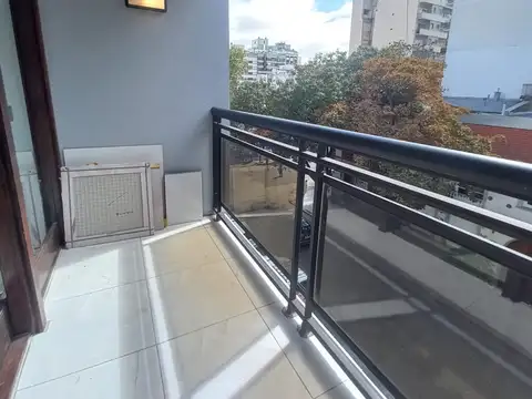 DEPARTAMENTO DE 3 AMB EXTERNO CON BALCÓN