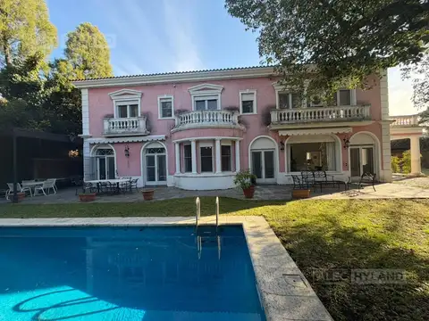 Casa en venta en barrio semicerrado en Acassuso, San Isidro