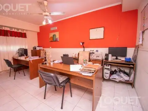 Casa 11 ambientes con 2 baños