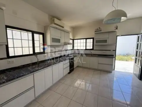 Casa 6 ambientes con 2 baños