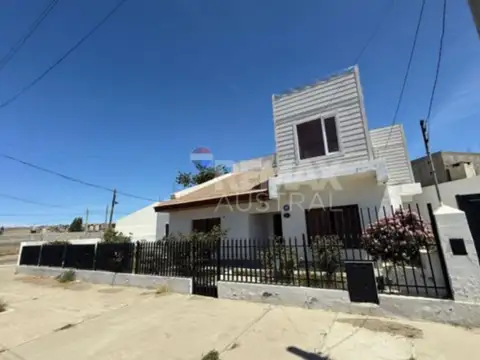 CASA 4 DORMITORIOS BARRIO PUEYRREDON