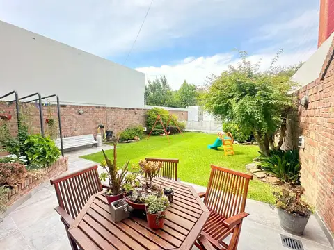 VENTA CASA 5 AMBIENTES PATIO JARDIN COCHERA QUINCHO LANÚS OESTE