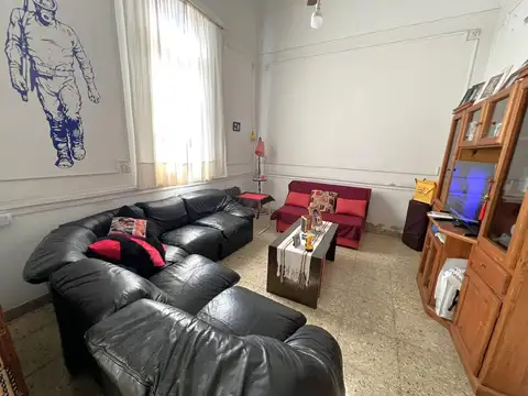 Casa en esquina de 5 ambientes - Patio con Parrilla - Cochera cubierta