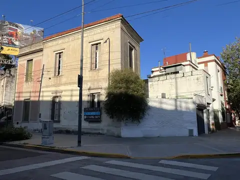 Casa en esquina de 5 ambientes - Patio con Parrilla - Cochera cubierta