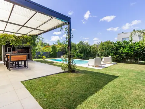 Casa 4 ambientes con 2 baños