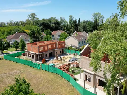 Casa en Venta con 2 cocheras
