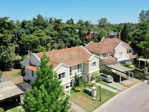 Casa en Venta con 2 cocheras