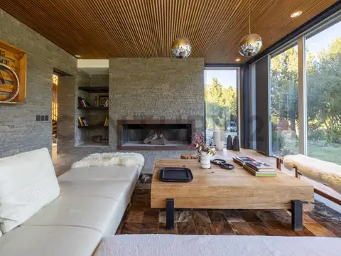 Casa en Alquiler con 3 cocheras