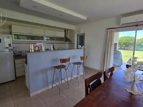 Casa 4 ambientes con 2 baños
