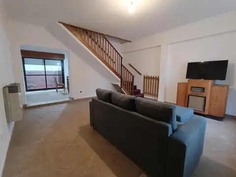 VENTA - Casa 3 dormitorios, patio y cochera para 2 vehículos- Barrio Arroyito, Rosario.