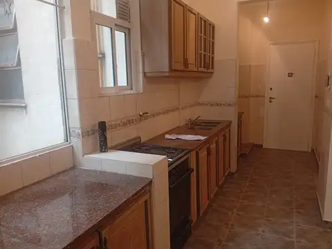 Hermoso 3 Ambientes con 2 baños, edificio Racionalista