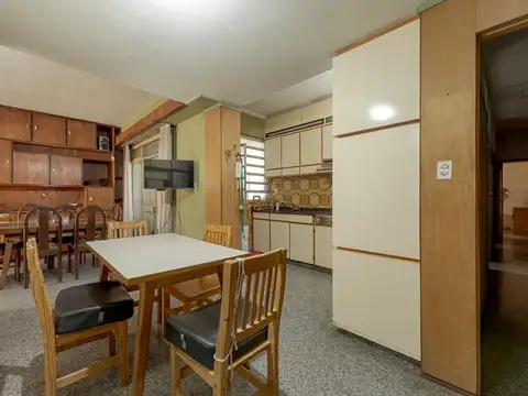 VENTA CASA DE 4 DORMITORIOS CON GRAN PATIO Y COCHERA ZONA SUR ROSARIO