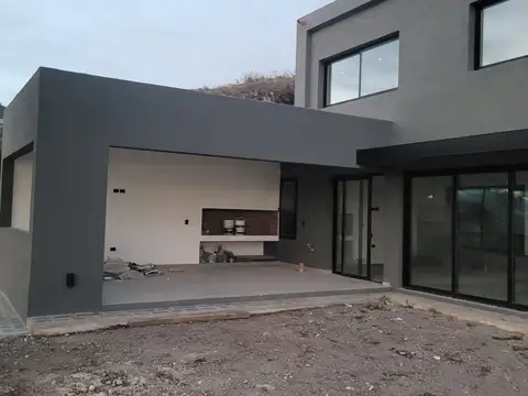 Casa 7 ambientes con 2 baños
