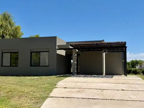 Casa a estrenar en alquiler 4 ambientes con jardín