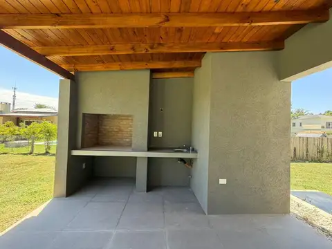 Casa a estrenar en alquiler 4 ambientes con jardín
