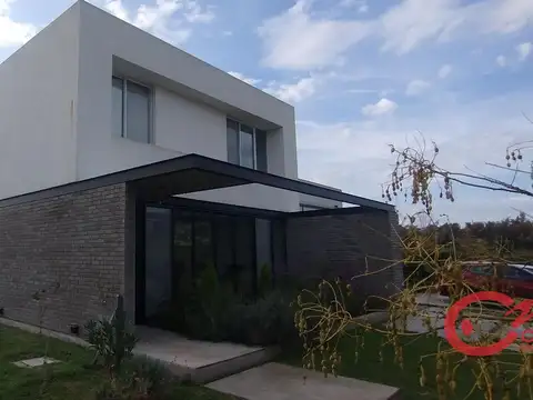 Casa en venta de 5 dormitorios c/ cochera en Puertos