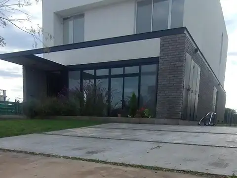 Casa 7 ambientes con 2 baños