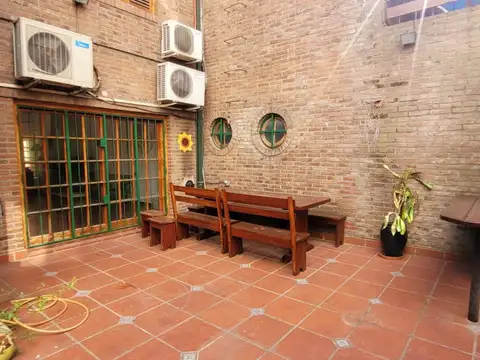 CASA DE 6 AMB. EN 3 PLANTAS CON GARAGE, PATIO CON JARDÍN Y PARRILLA 