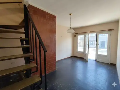 Casa 6 ambientes con 2 baños