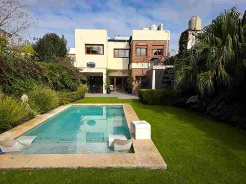 Casa en Venta con 2 cocheras