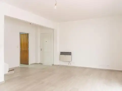 Depto Tipo Casa en Alquiler con 1 cocheras